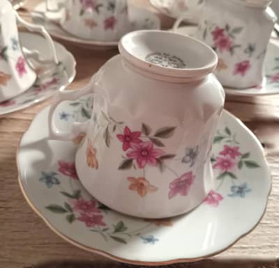 set of 6 cups and plates