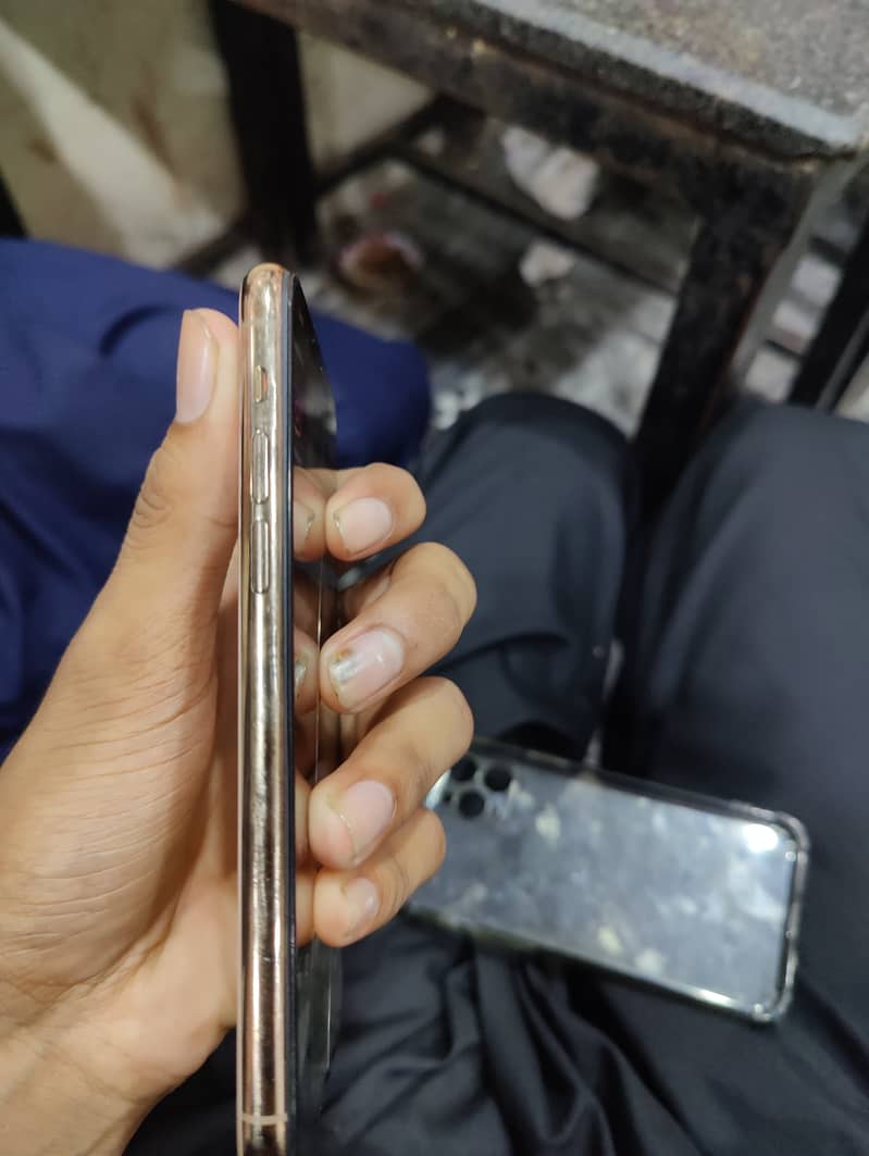 Apple iPhone 11 Pro 4
