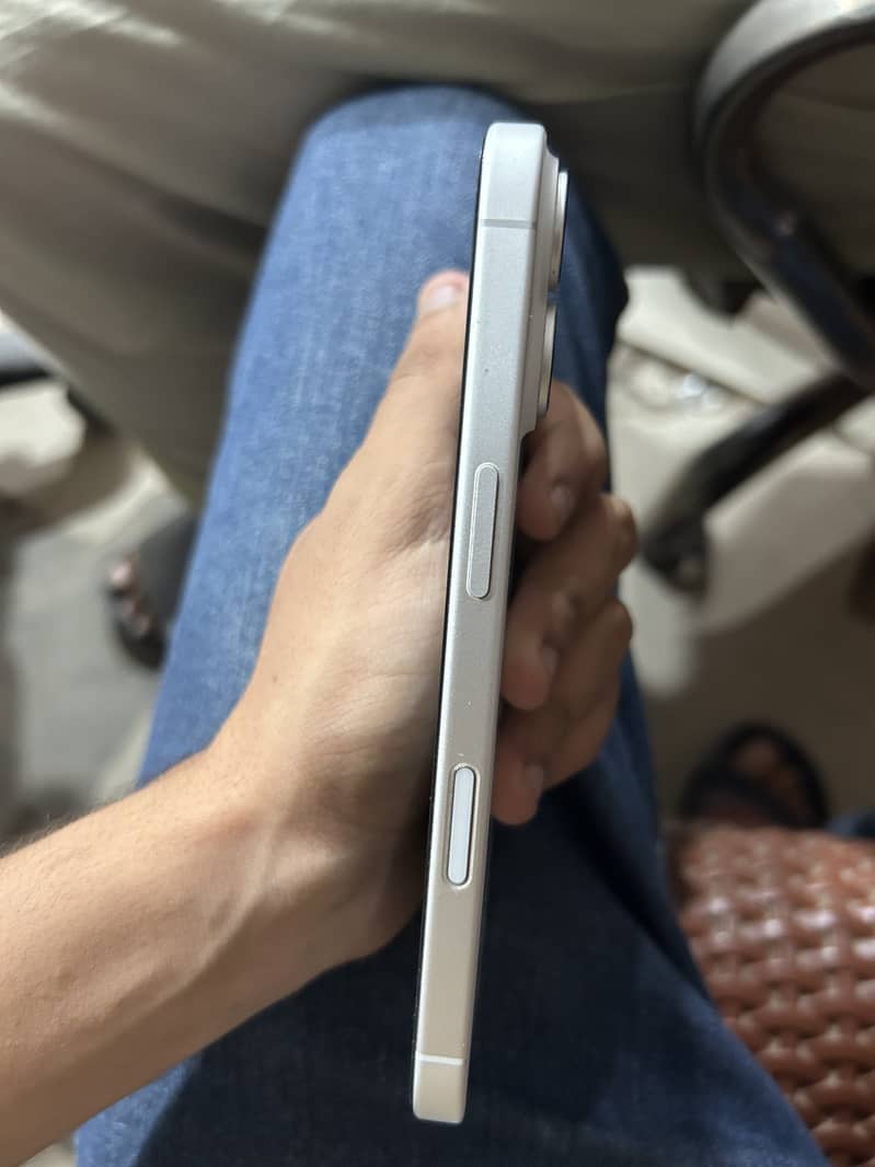 Apple iPhone 16 3