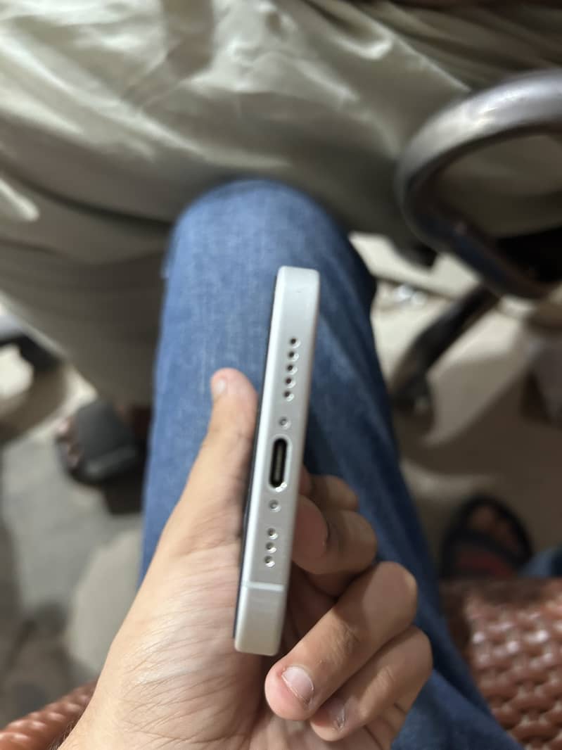 Apple iPhone 16 4