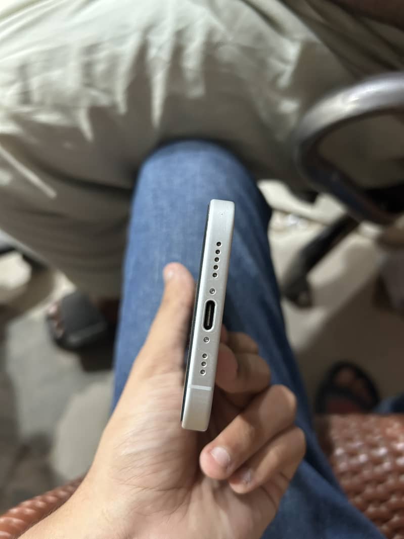 Apple iPhone 16 5