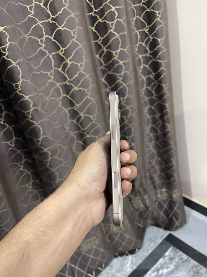 Apple iPhone 16 Pro Max 3