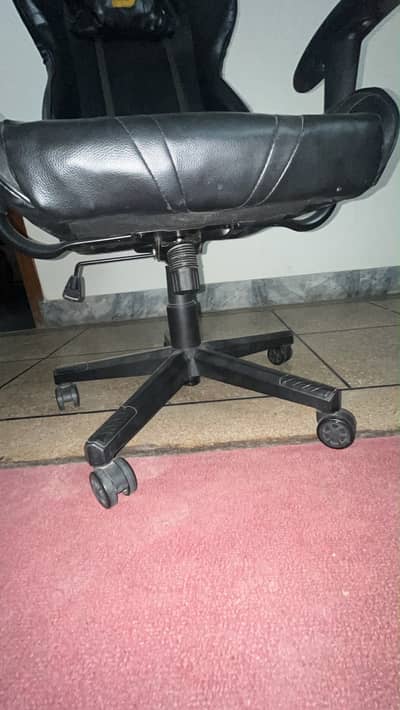 Gameing chair like brand new thora time use kia