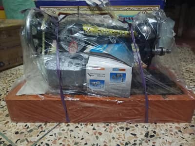 Num#03363593210 Singer Sewing machine 10/10 condition box pack