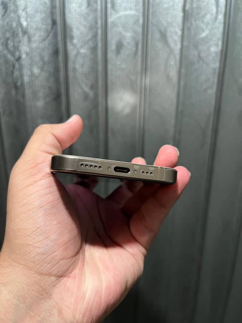 Apple iPhone 16 Pro 3