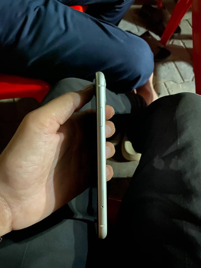 Apple iPhone 11 3