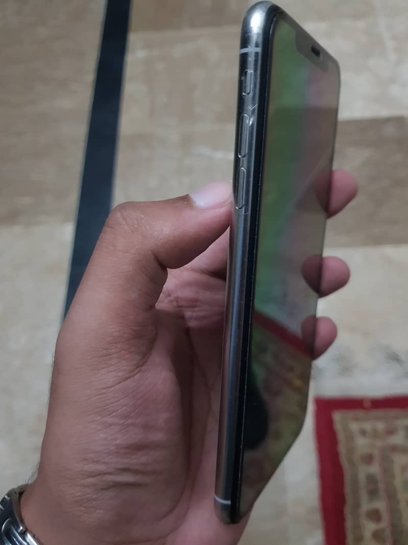 Apple iPhone XS Max 3