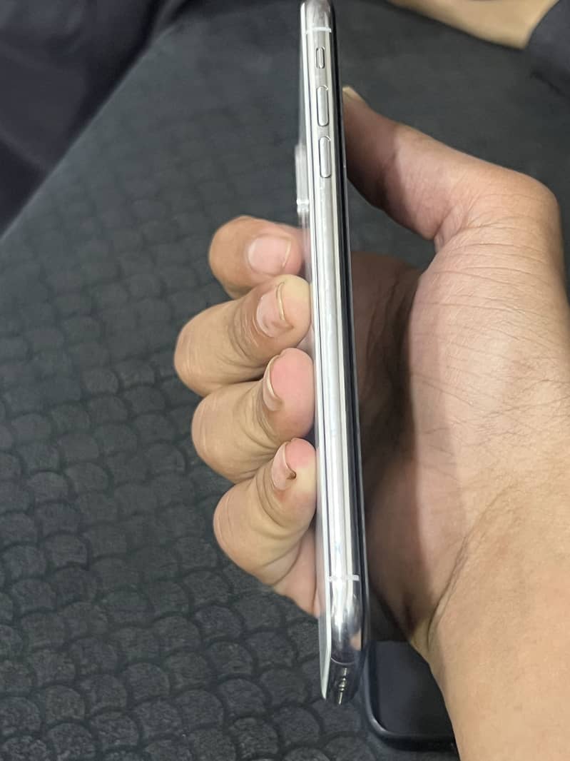 Apple iPhone XS Max 3