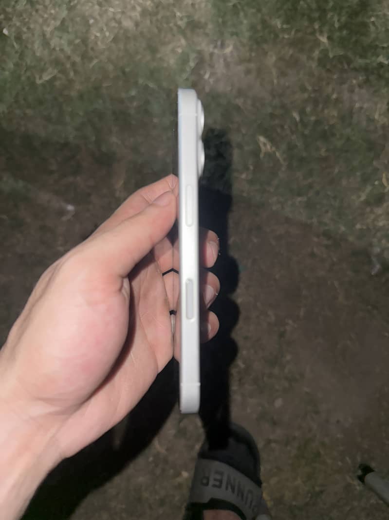 Apple iPhone 16 1