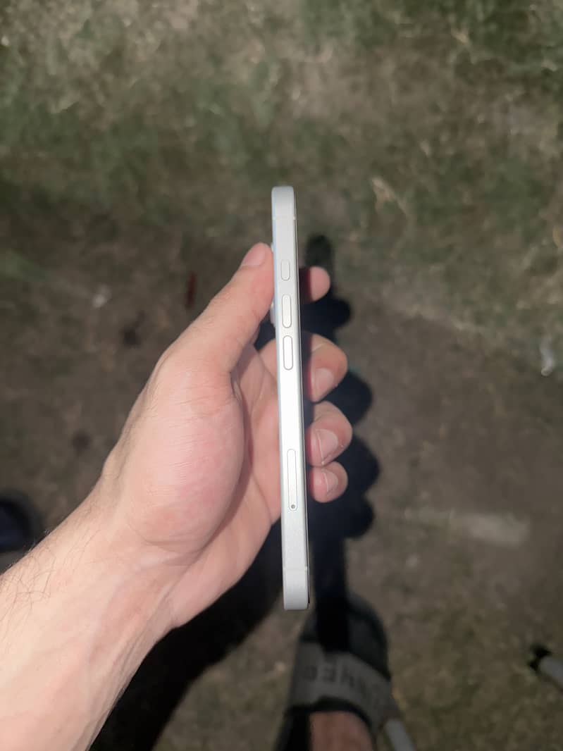 Apple iPhone 16 2