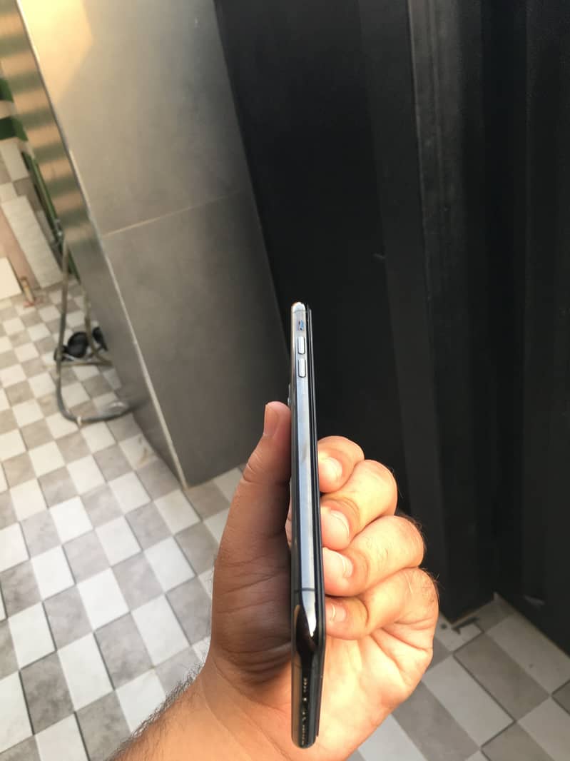 Apple iPhone 11 Pro Max 4