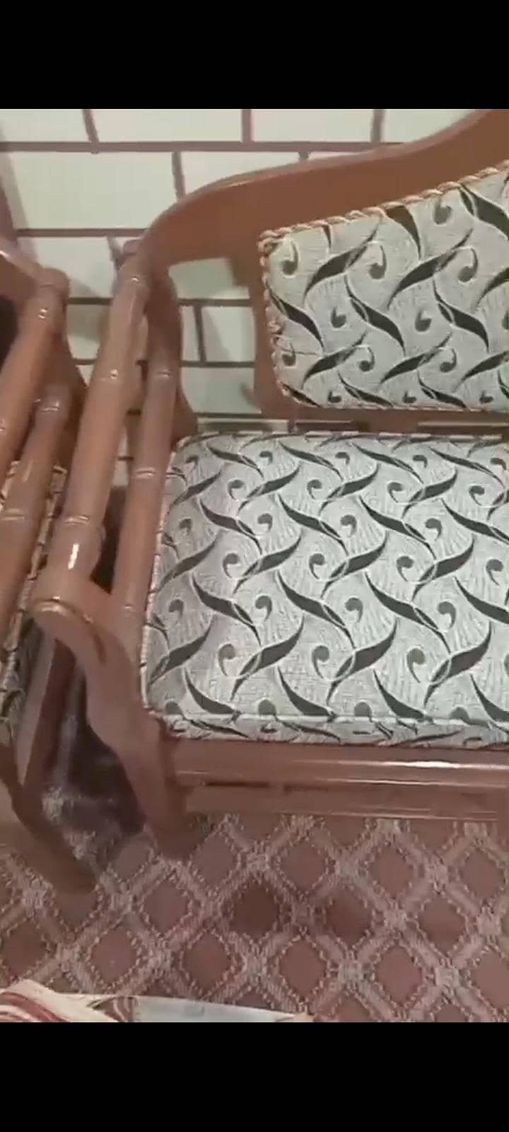 well condition sofa set 5