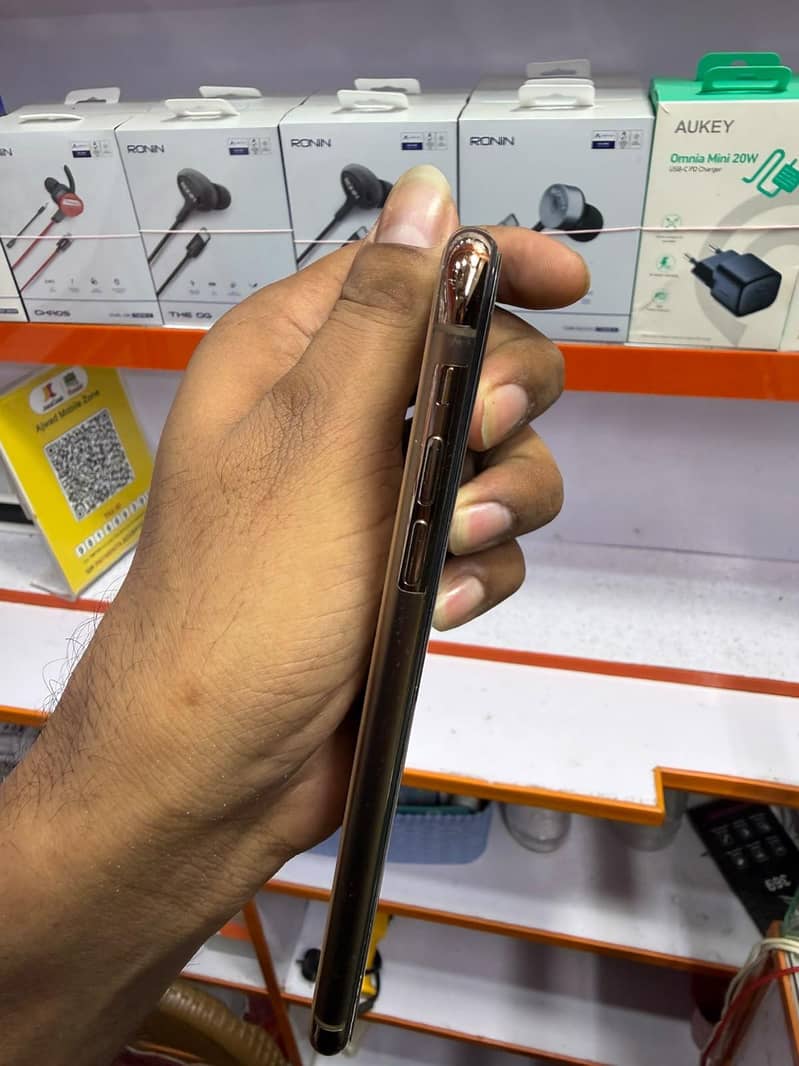 Apple iPhone XS Max 3