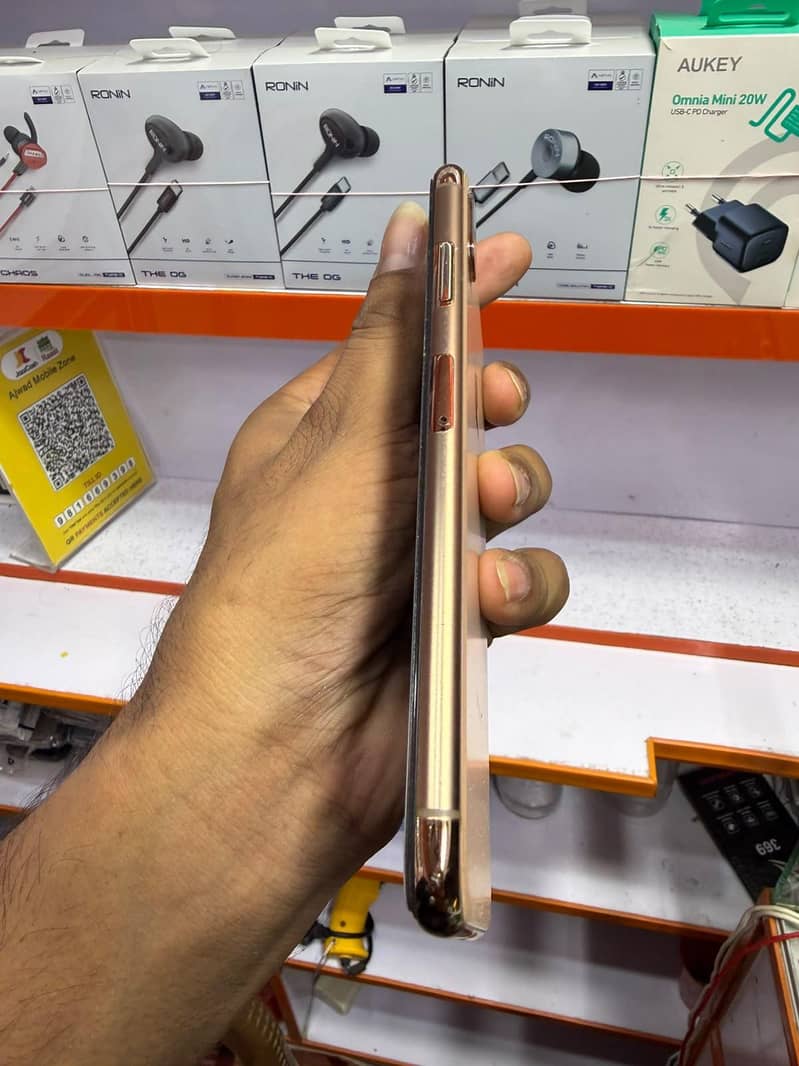 Apple iPhone XS Max 4