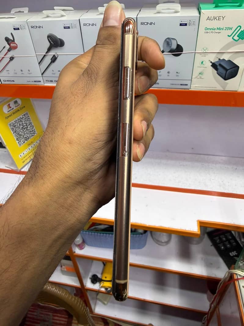 Apple iPhone XS Max 5