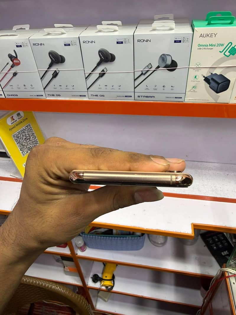 Apple iPhone XS Max 7