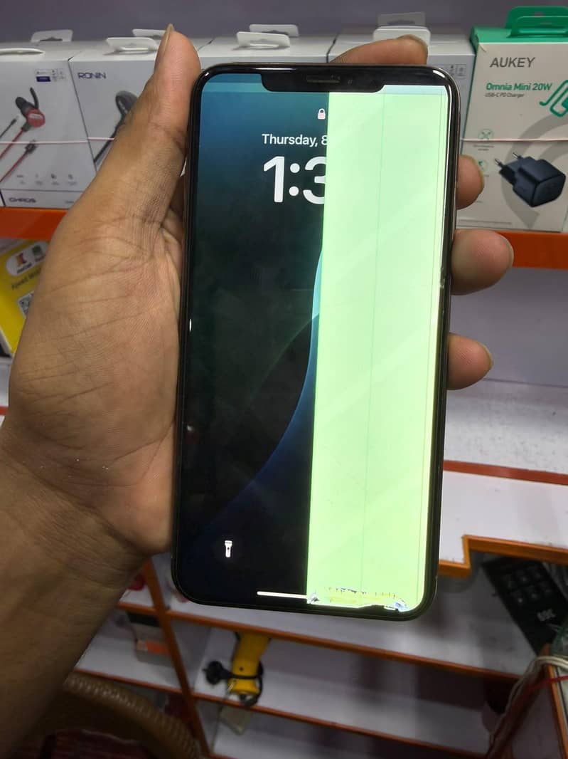 Apple iPhone XS Max 10