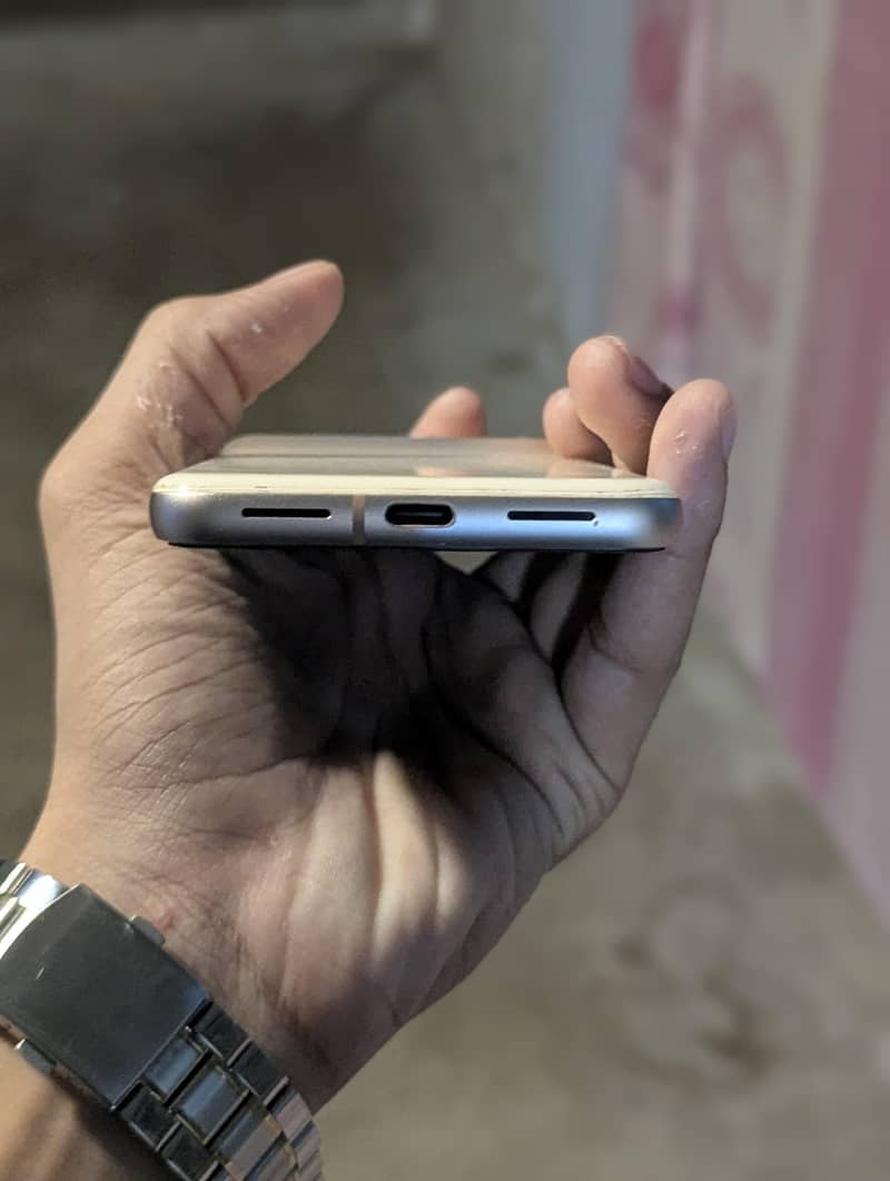 Google Pixel 8 4