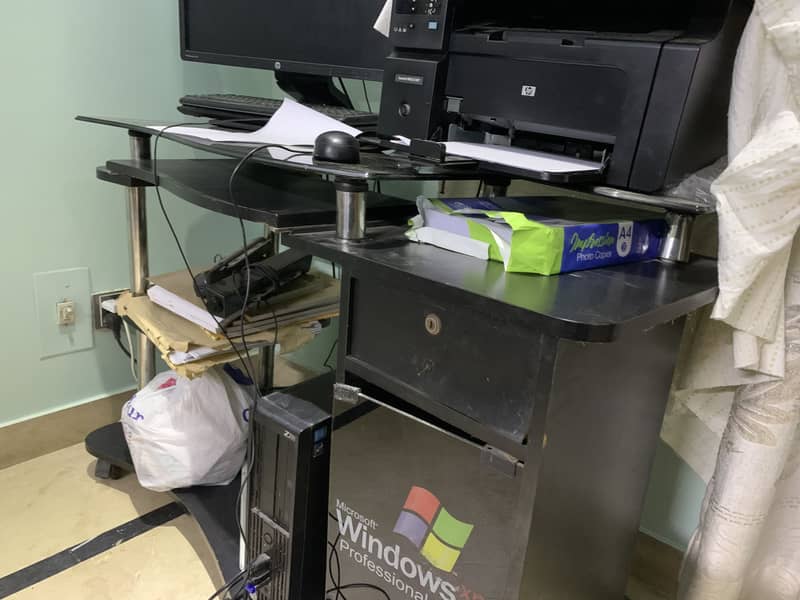 COMPUTER TABLE 1