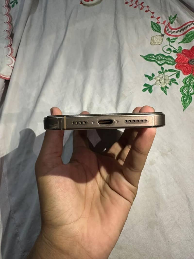 Apple iPhone 16 Pro Max 2