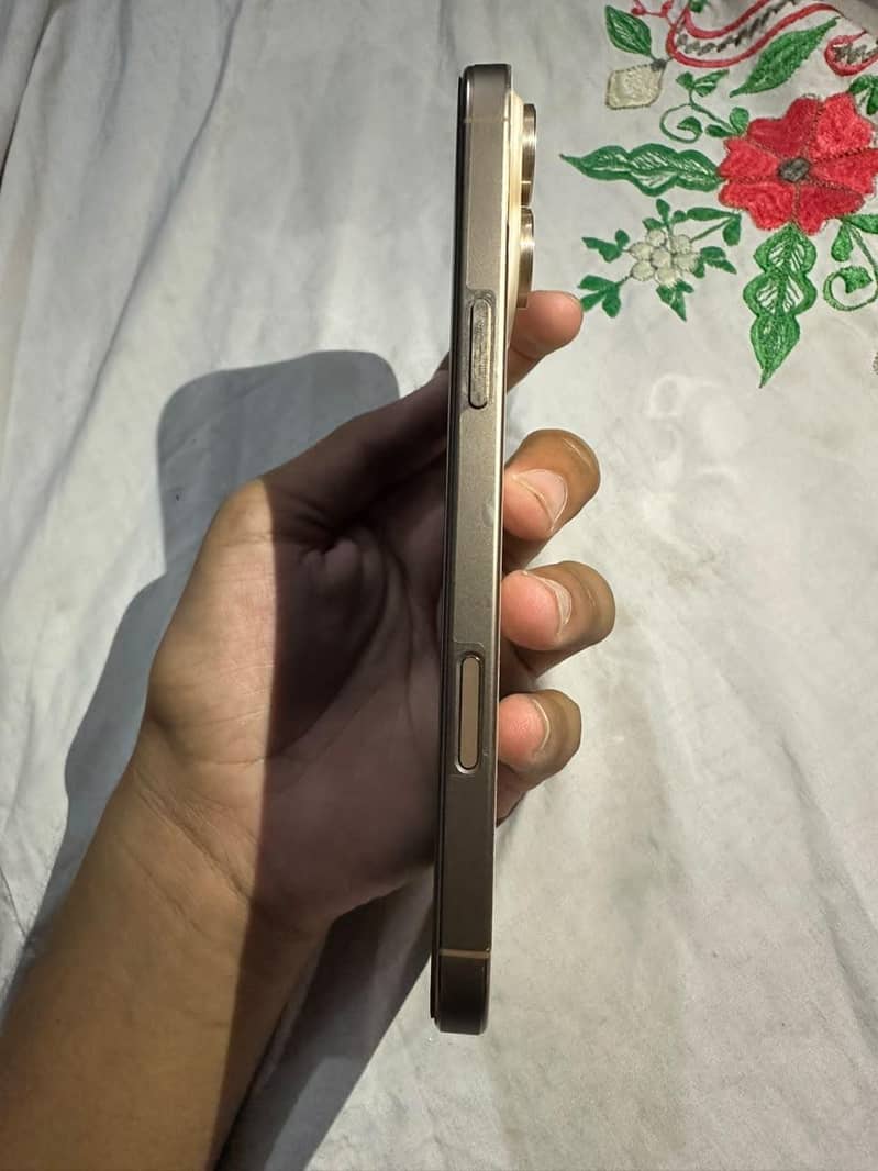 Apple iPhone 16 Pro Max 3