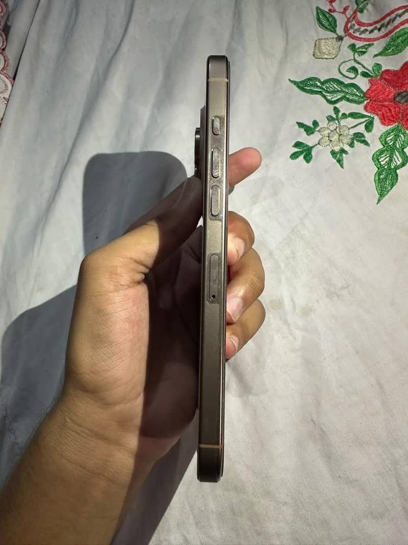 Apple iPhone 16 Pro Max 4