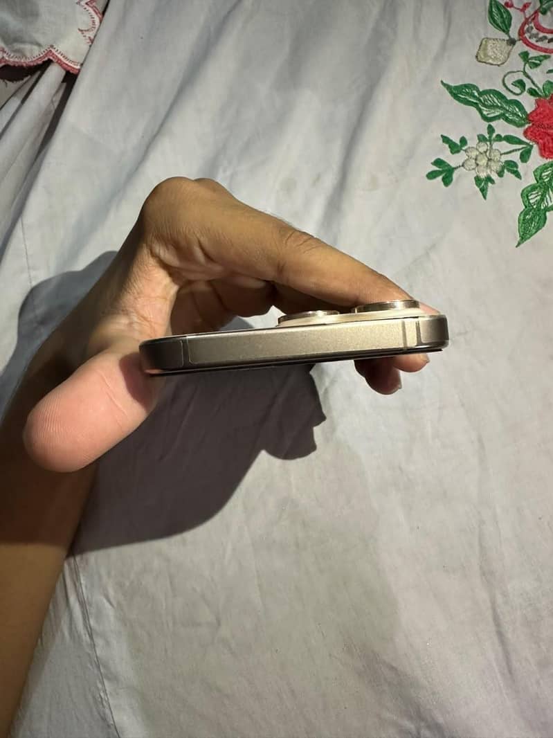 Apple iPhone 16 Pro Max 6