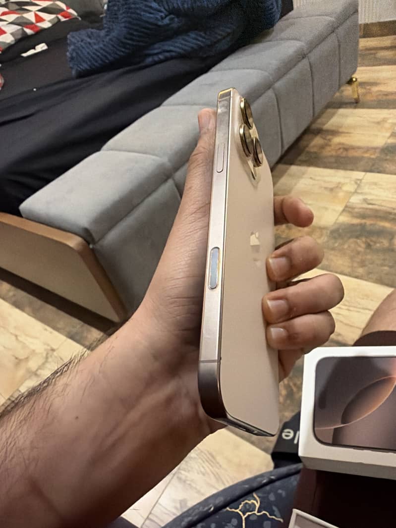 Apple iPhone 16 Pro Max 4