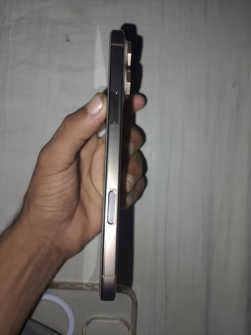 Apple iPhone 16 Pro Max 0