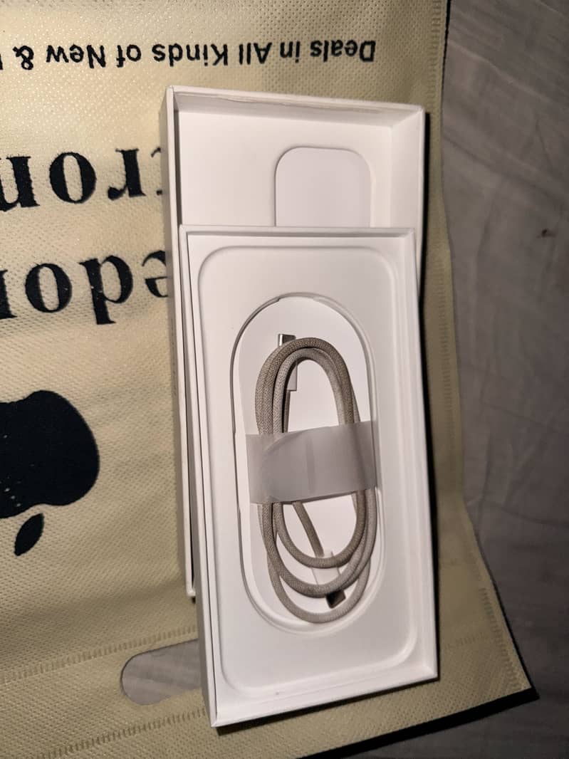 Apple iPhone 16 Pro Max 10