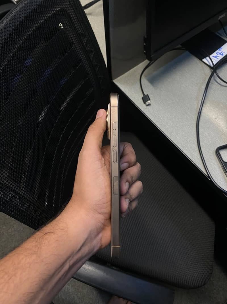 Apple iPhone 16 Pro Max 4