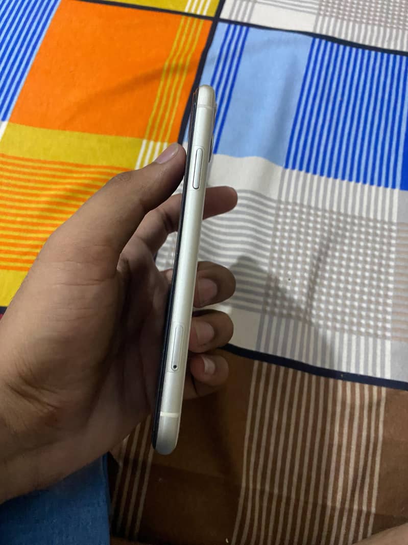 Apple iPhone 11 4