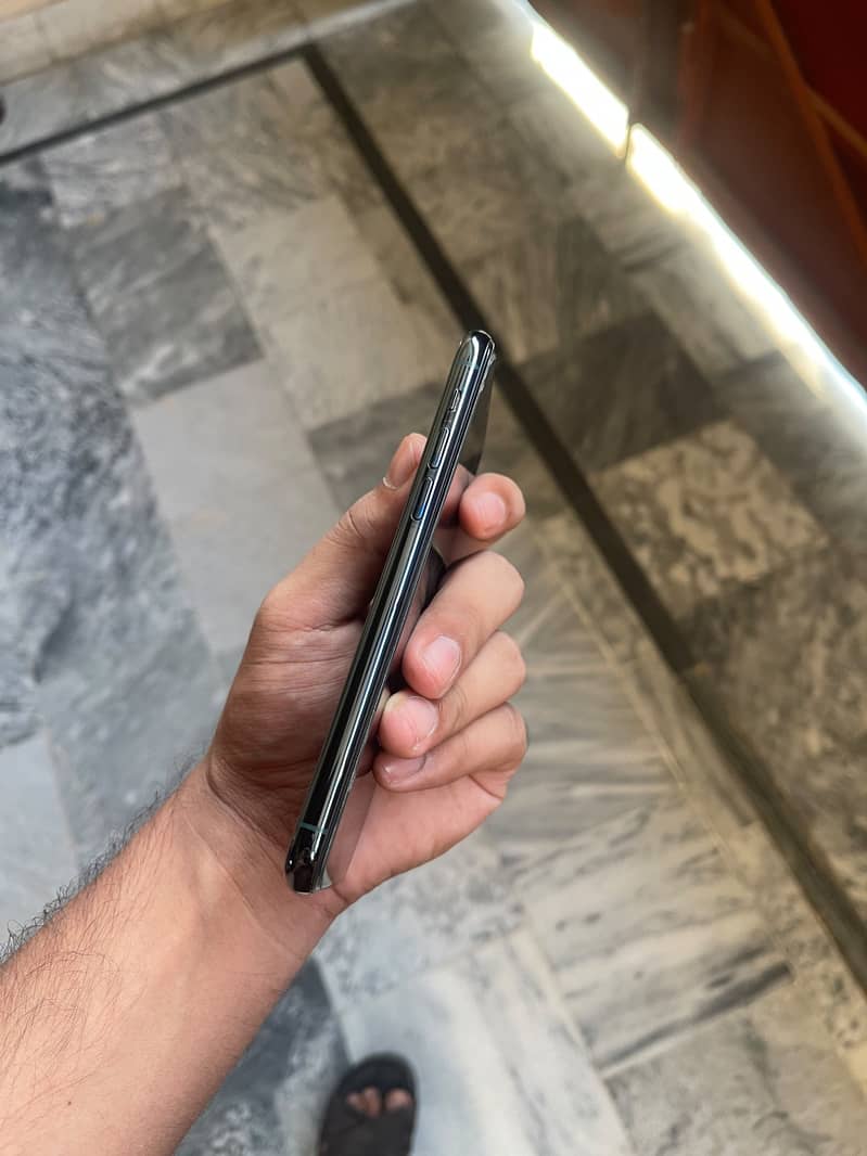 Apple iPhone 11 Pro 4