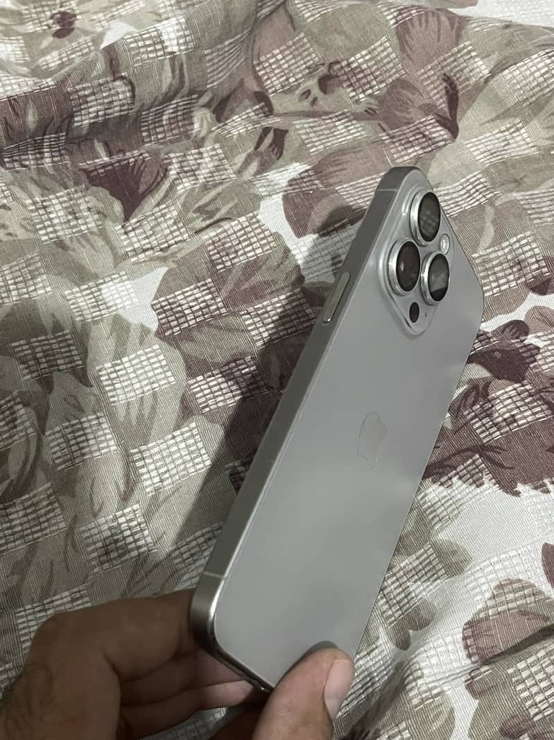 Apple iPhone 15 Pro Max 0
