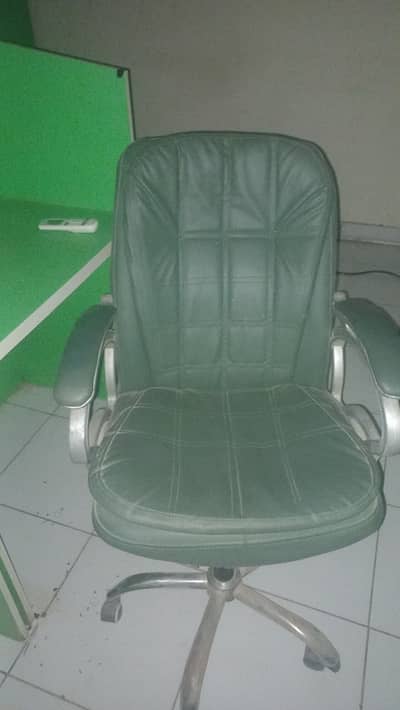Broken and damaged office chairs available at minimum rates