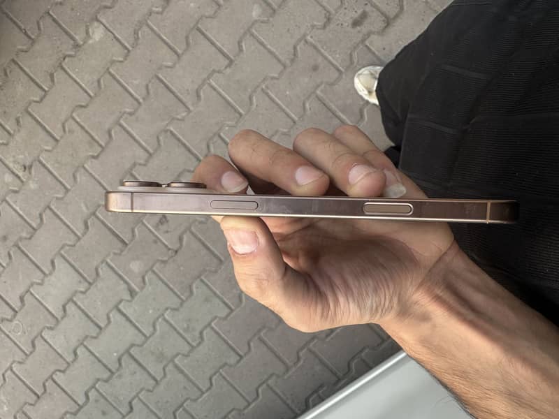 Apple iPhone 16 Pro Max 3