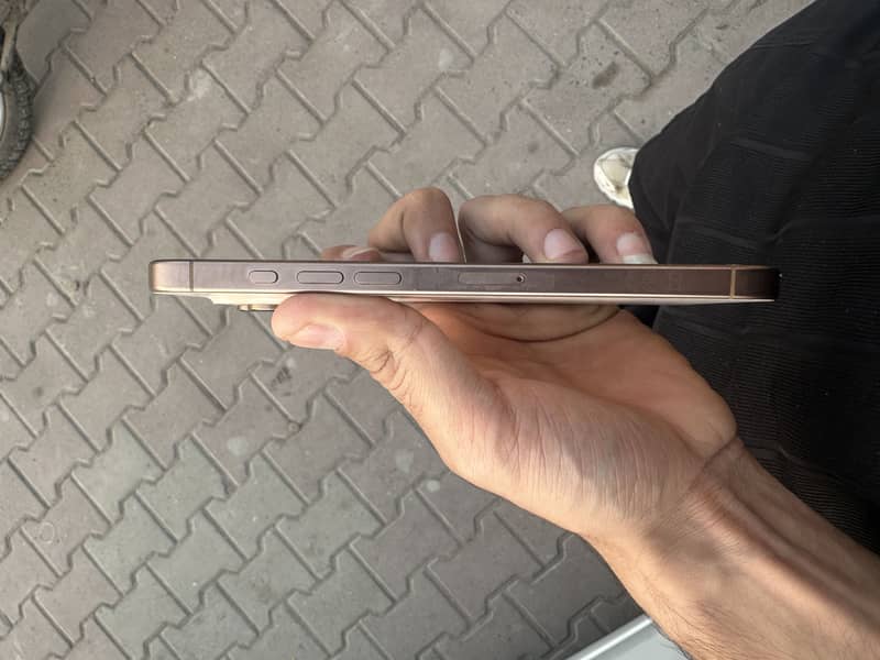 Apple iPhone 16 Pro Max 5