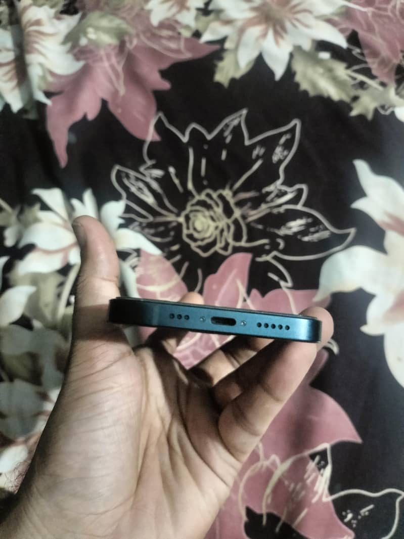 Apple iPhone 13 2