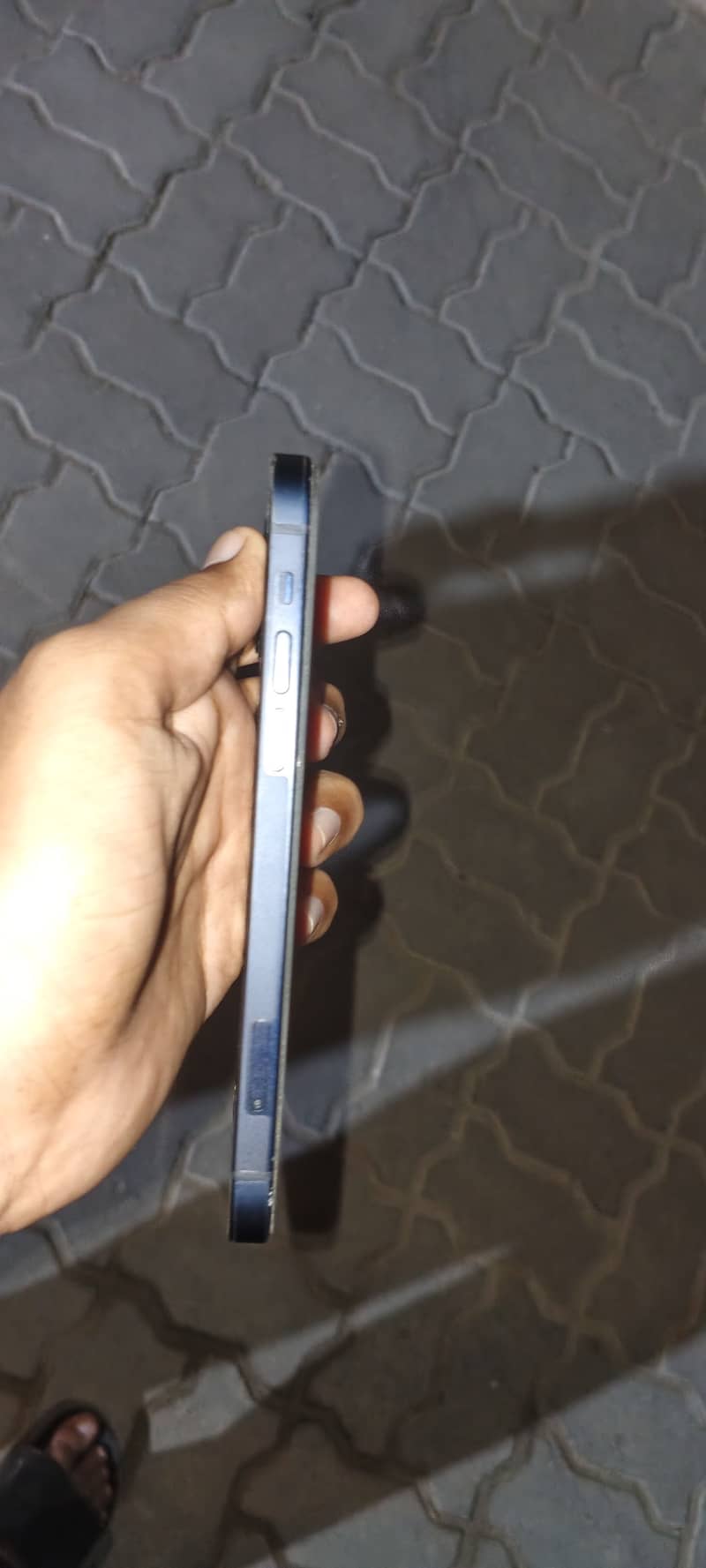 Apple iPhone 12 4