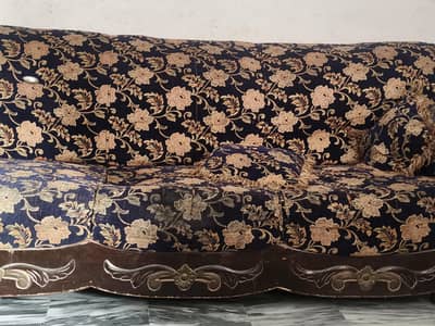 Umda Lakdi aur Behtareen Condition wala Sofa Set Sale ke Liye"