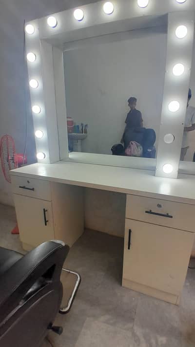 Professional Makeup Vanity Station with LED Mirror – For Salon