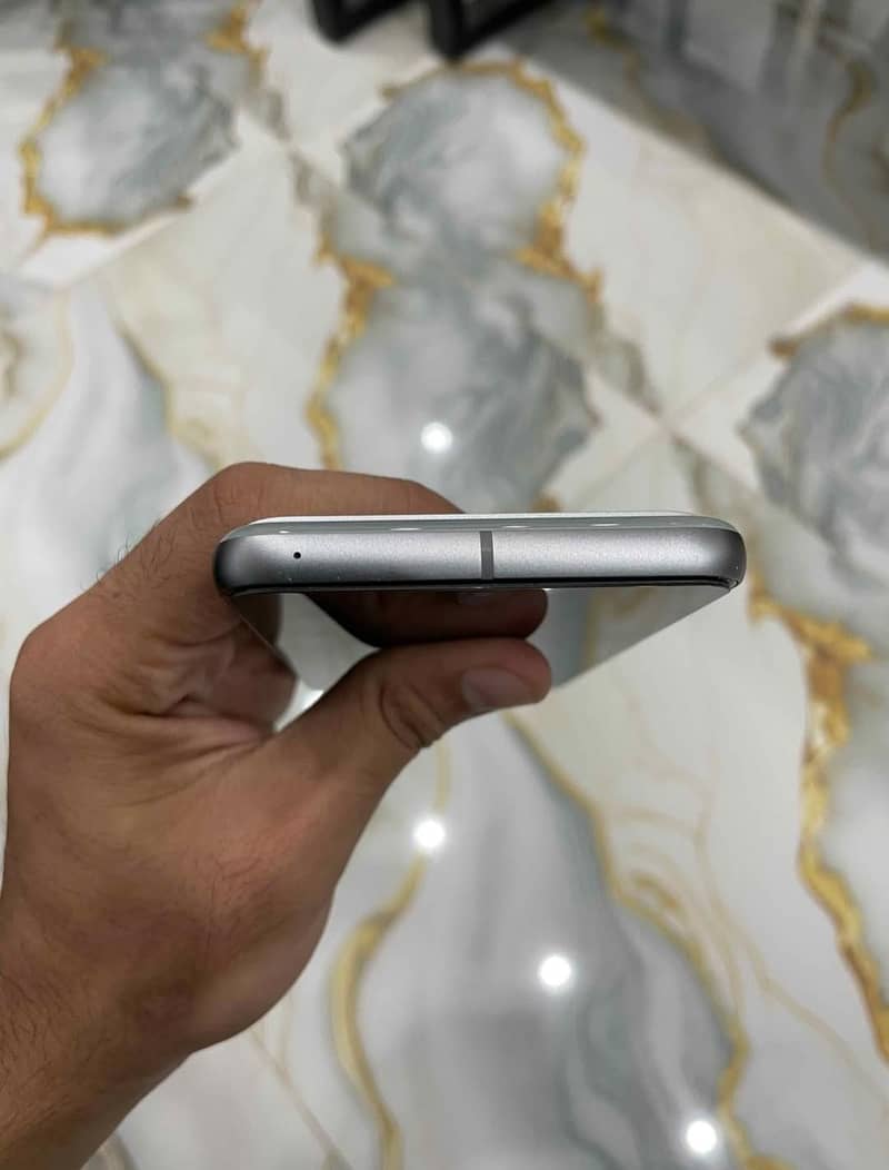 Google Pixel 8 4