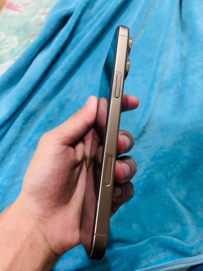 Apple iPhone 16 Pro Max 4