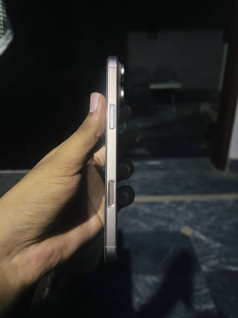 Apple iPhone 16 Pro Max 1