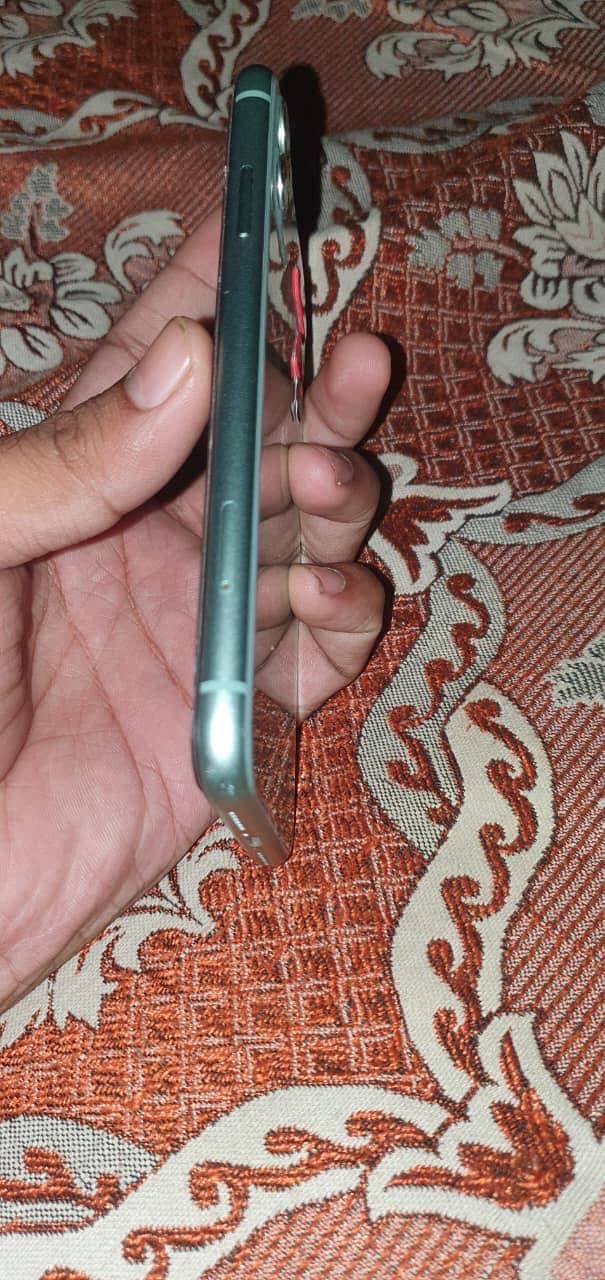 Apple iPhone 11 4