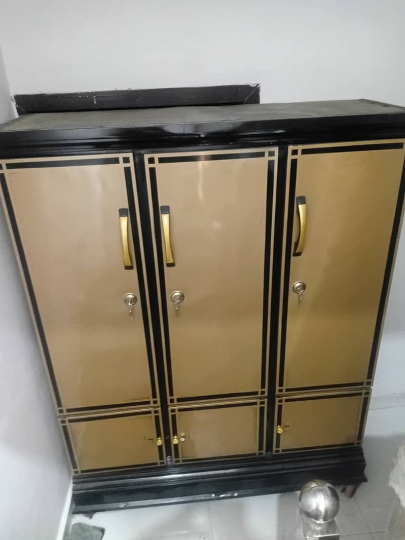 Almari 3 door 0