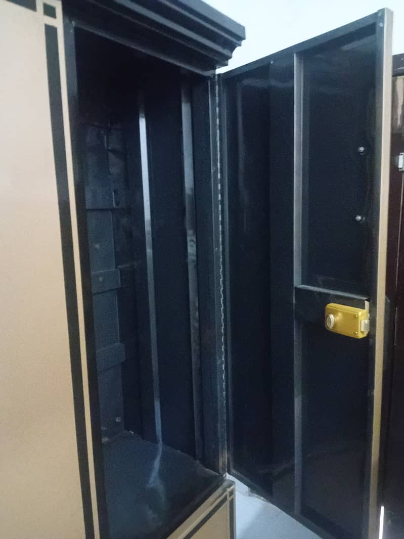 Almari 3 door 1