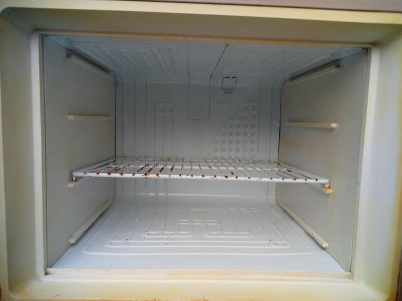 dawlance medium size fridge 1