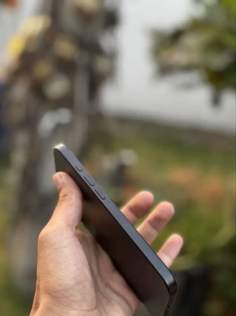 Apple iPhone 16 2