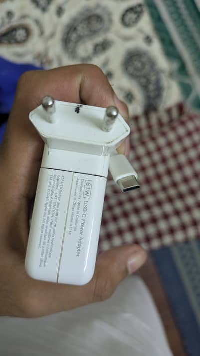 Mac book pro 61W charger